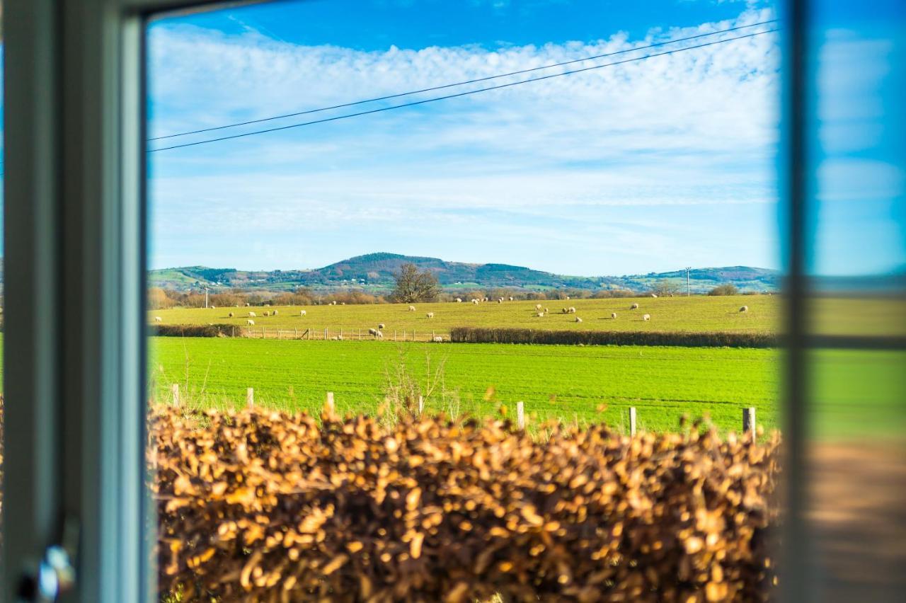 Woodlands by Greenstay: Luxury Cottage with Countryside Views Bodelwyddan Exterior photo