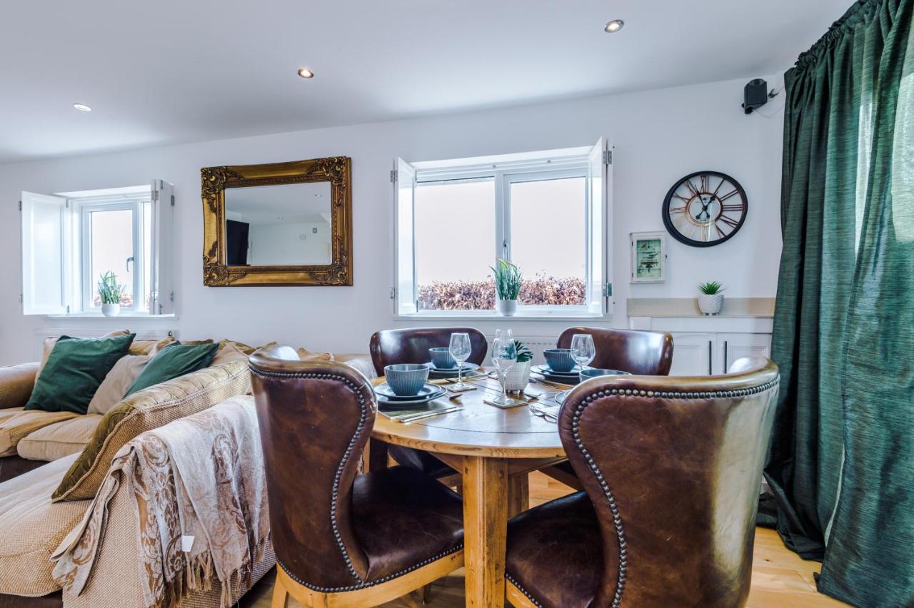 Woodlands by Greenstay: Luxury Cottage with Countryside Views Bodelwyddan Exterior photo